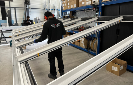Assemblage de grands cadres aluminium dans l’atelier Antomatic