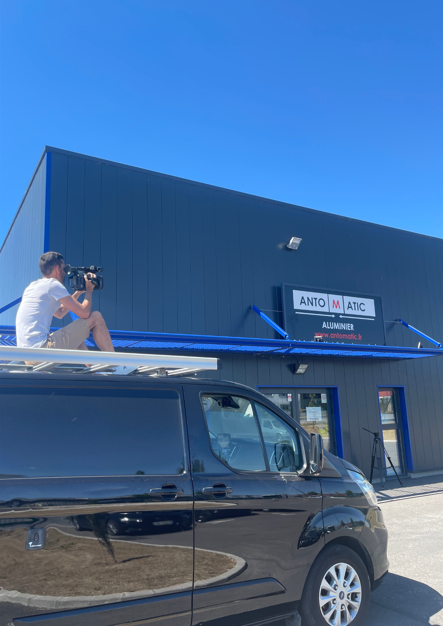 Tournage devant le bâtiment Antomatic