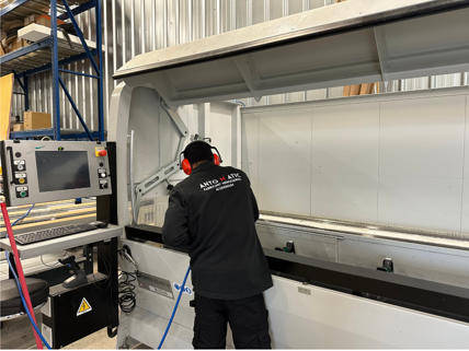 Usinage de profilés aluminium par un membre de l’équipe Antomatic