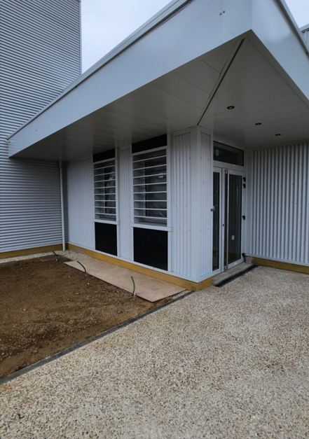 Entrée vitrée et menuiseries aluminium d'un bâtiment professionnel