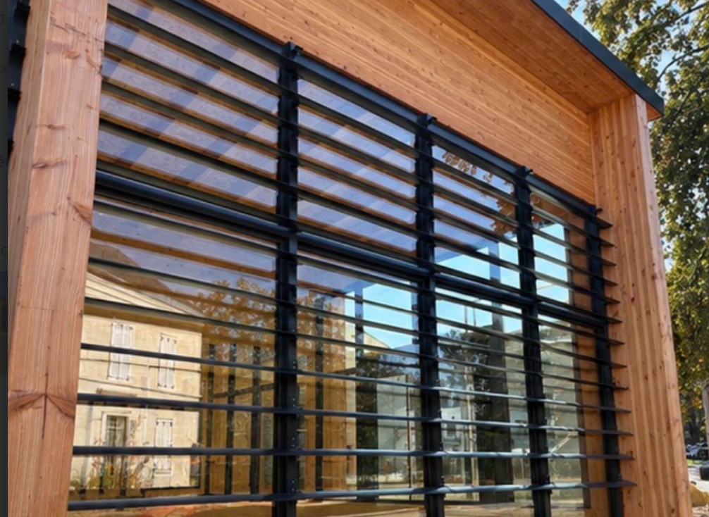 Brise-soleil aluminium noir devant une façade vitrée